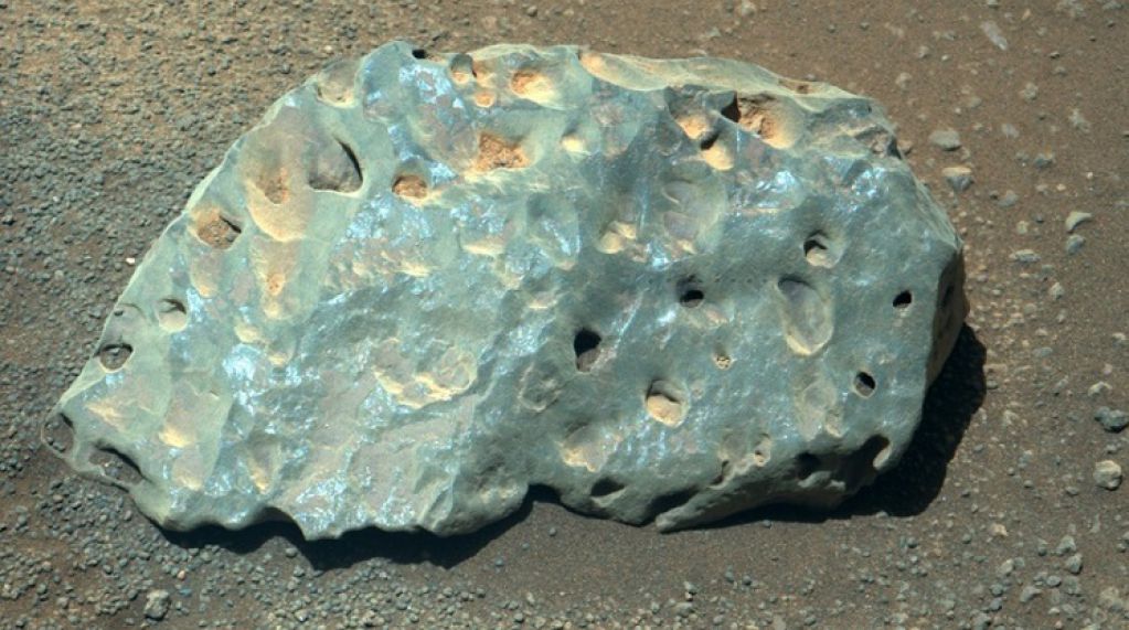 NASA показало снимок загадочного голубого камня с Марса