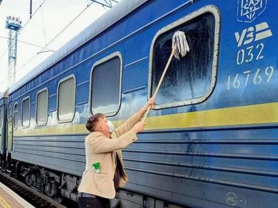Датчанин попытался отмыть окно украинского поезда, но не смог