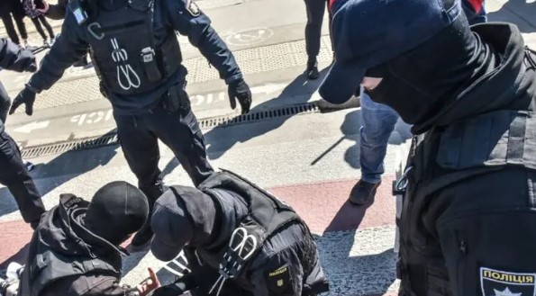 В Одессе протестующие под песню "Вставай страна огромная" подрались с полицией