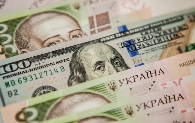 Международные резервы Украины продолжают «таять», гривна заметно ослабла
