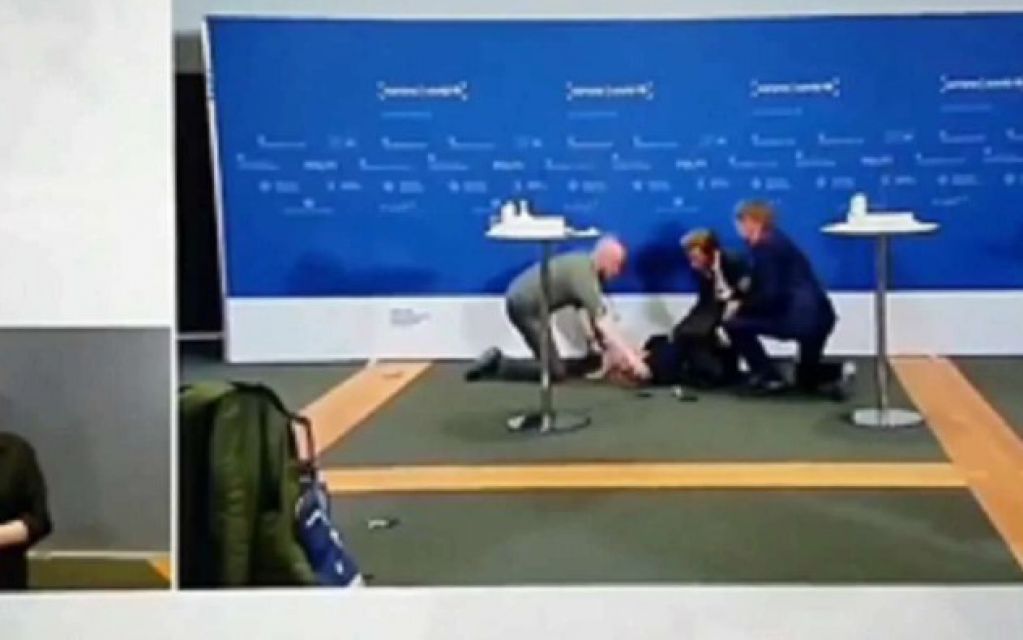 В Дании чиновница грохнулась в обморок на конференции по вакцине. ВИДЕО