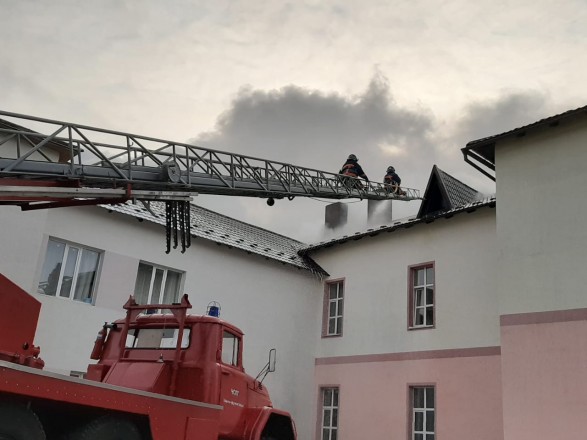 На Прикарпатье произошел пожар в COVID-больнице: эвакуировали 37 человек ВИДЕО
