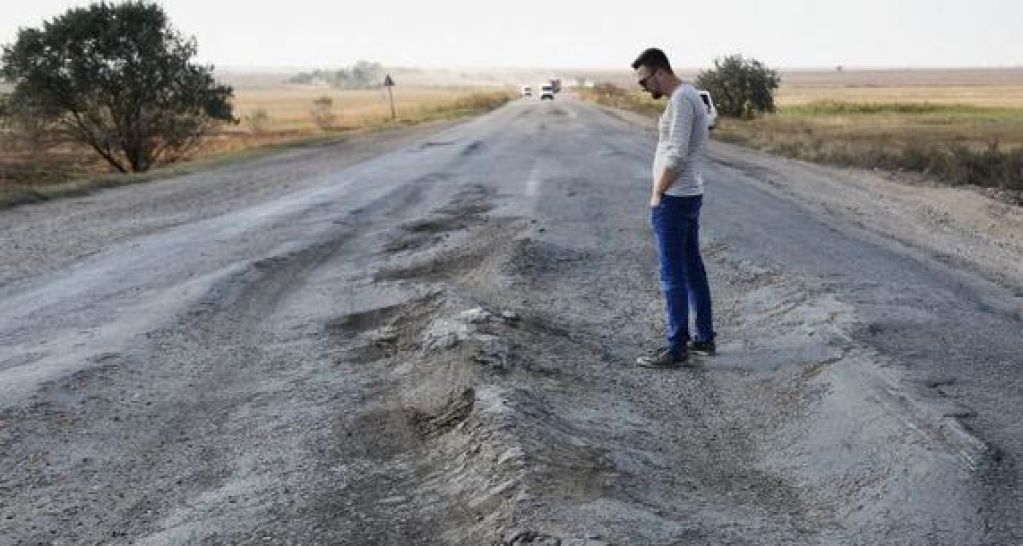 Зубная фея попала в ДТП: вот чем при Большой стройке в Запорожье засыпали яму на дороге
