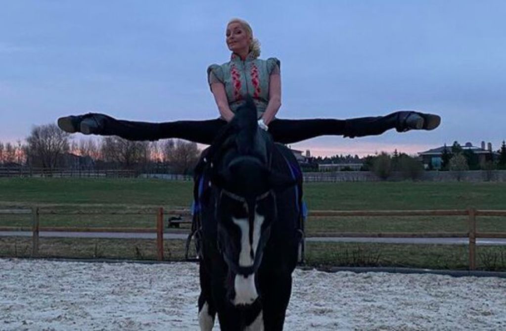 Эпатажная Волочкова развеселила фирменным шпагатом верхом на жеребце