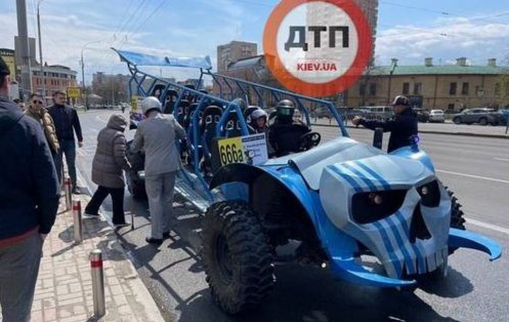 Бесплатно и без пропуска: в Киеве запустили "дьявольскую маршрутку". ФОТО