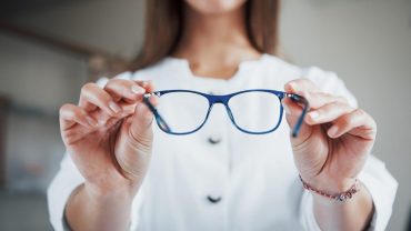 Как выбрать очки для зрения: советы офтальмолога