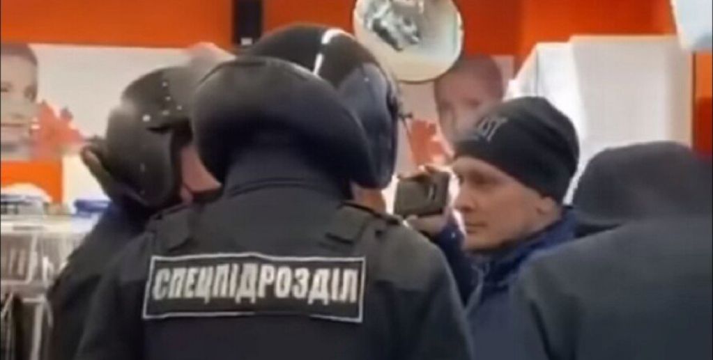 В Харькове спецназ выгнал покупателя без маски из магазина. ВИДЕО