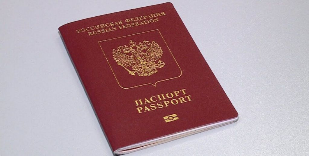 Раздадут сотни тысяч паспортов: Россия резко наращивает число своих граждан на Донбассе