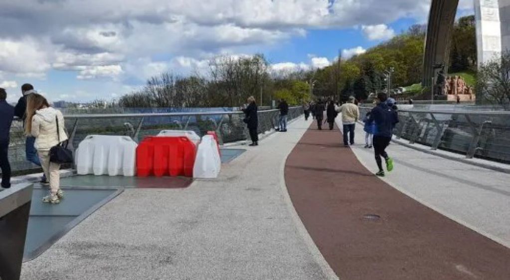В Киеве вновь лопнуло стекло на пешеходном мосту. ФОТО