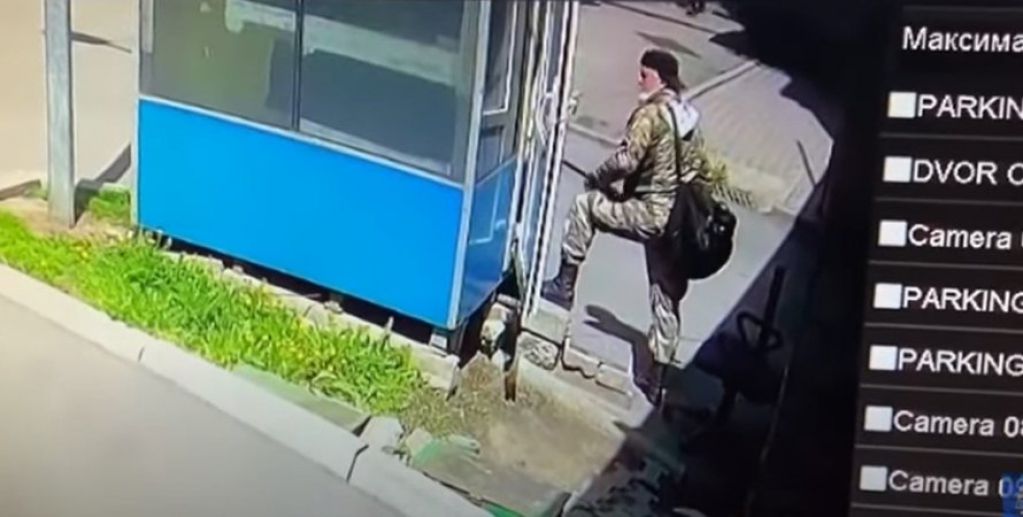 Мужчина 9 часов отстреливался от копов и выпрыгнул с 17 этажа. ВИДЕО