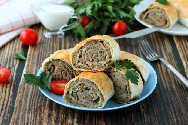 Понравится мужчинам: несложный рецепт сочного мясного рулета