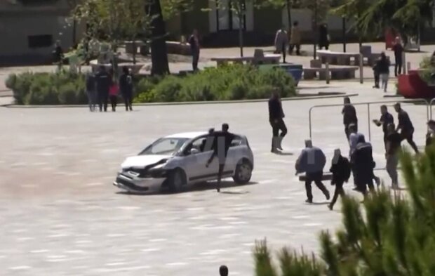 Мужчина через окно запрыгнул в авто, остановив водителя, который мог въехать в толпу
