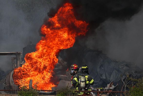 Масштабный пожар на химзаводе в США: население прилегающих районов экстренно эвакуируют