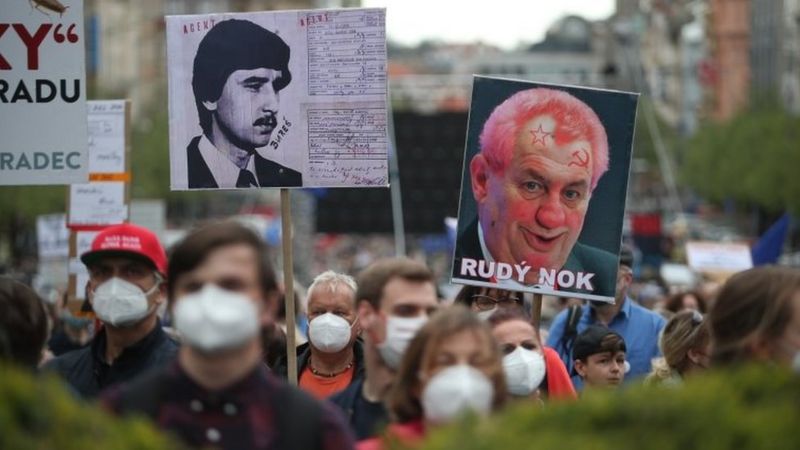 Чехи протестували проти президента Земана з прапором України. Все через Росію