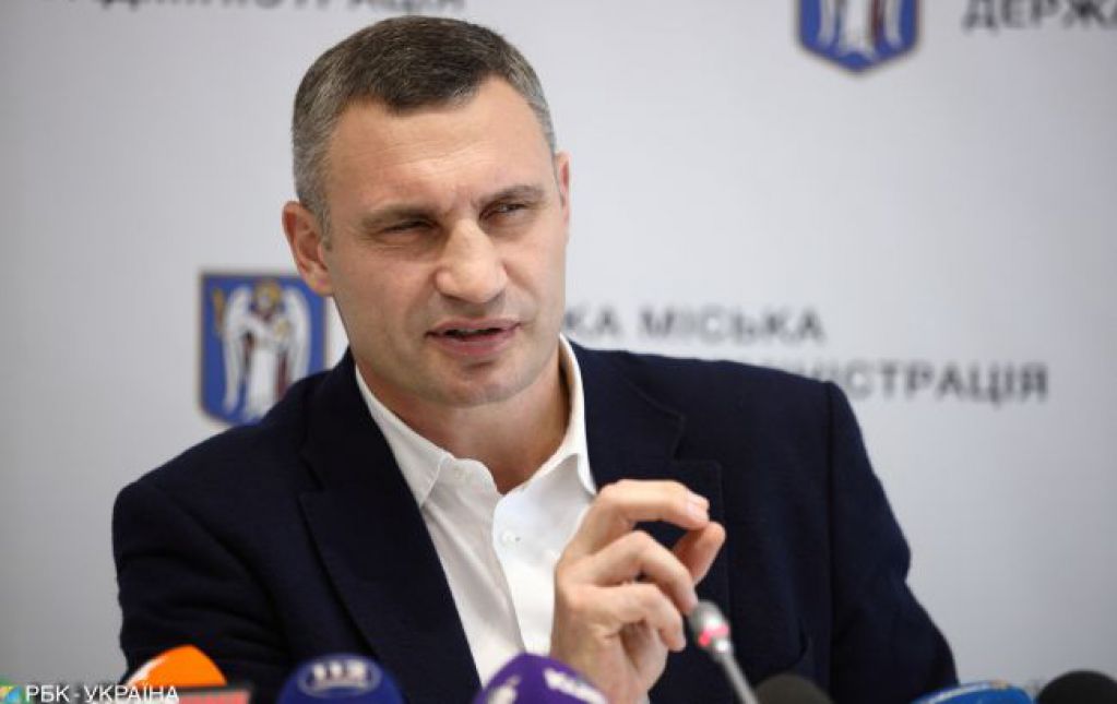 Кличко пообещал киевлянам дополнительные автобусы на поминальные дни