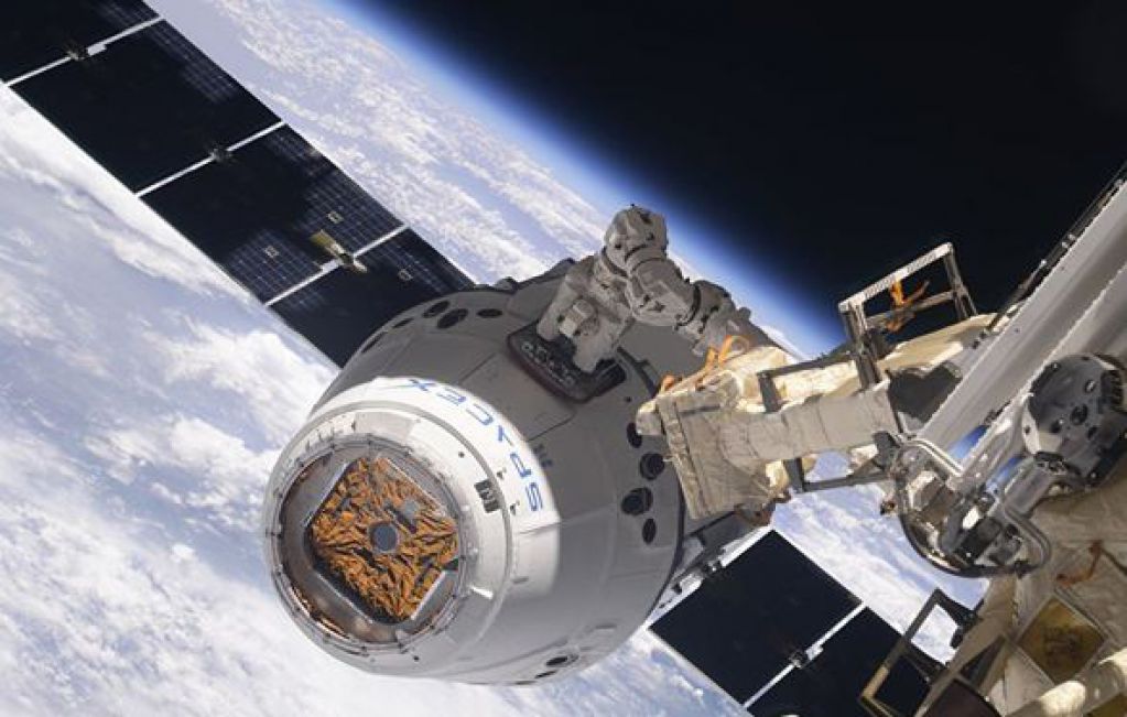 Корабль Crew Dragon отстыковался от МКС и возвращается на Землю. ВИДЕО