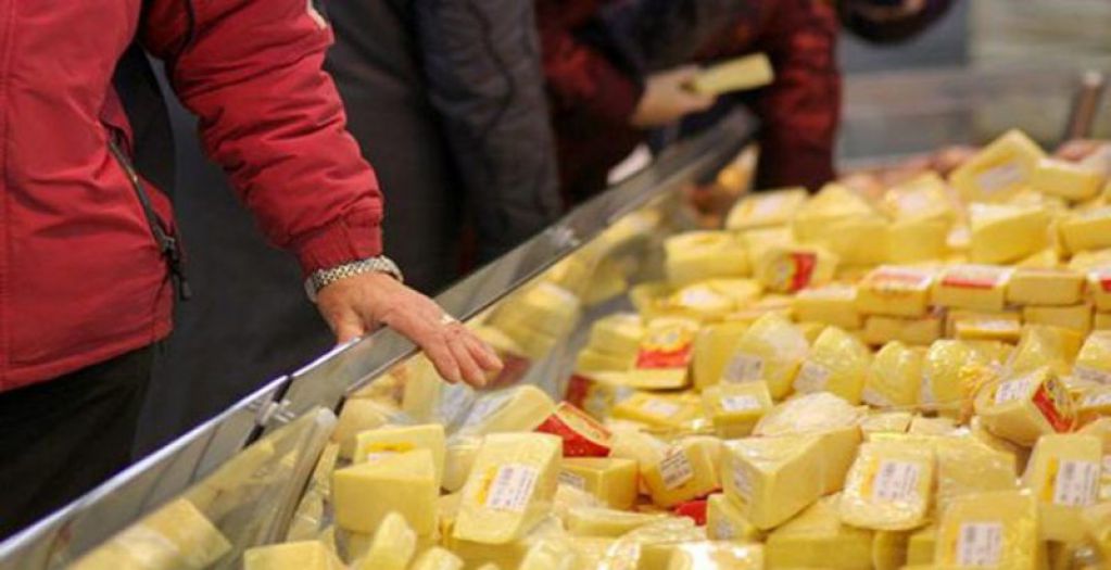 Как отличить сыр от сырного продукта: 3 совета покупателю