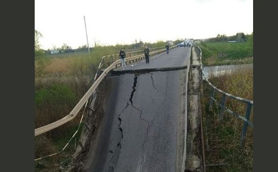 "Устал и прилег": под Львовом рухнул мост через Западный Буг. ФОТО, ВИДЕО