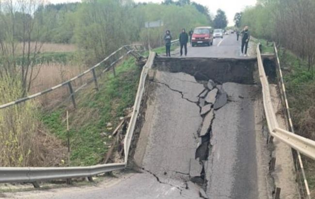 На трассе Львов-Луцк обвалился мост и заблокировал дорогу ВИДЕО