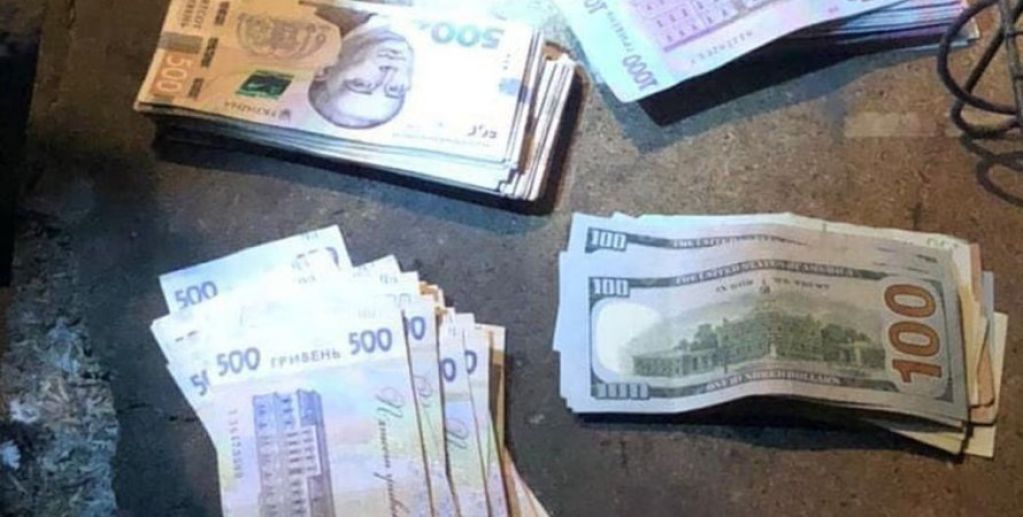 В Киеве коп обокрал водителя самоката, который упал посреди дороги