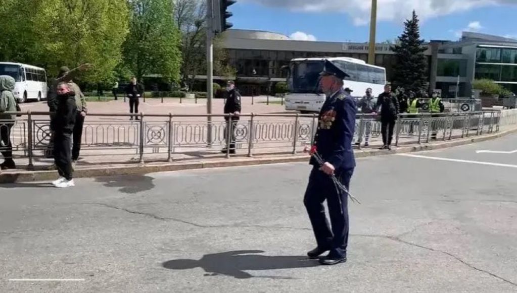 В Киеве националисты устроили провокацию и зиговали в сторону ветеранов