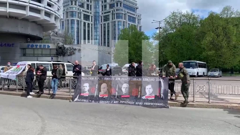 Националисты повесили у Парка Славы в Киеве плакат о советских репрессиях