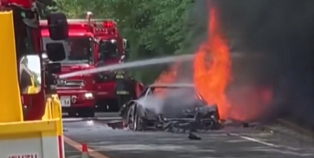 В Японии дотла сгорел на скоростной дороге раритетный Ferrari. ВИДЕО