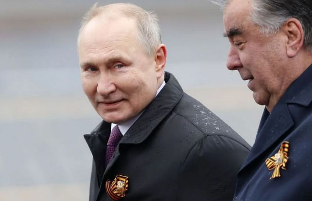 Парад в Москве: на камеру попали руки Путина. ФОТО
