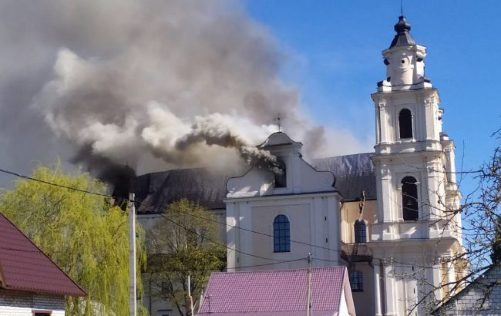 ЧП в Беларуси: пожар уничтожает Будславский костел