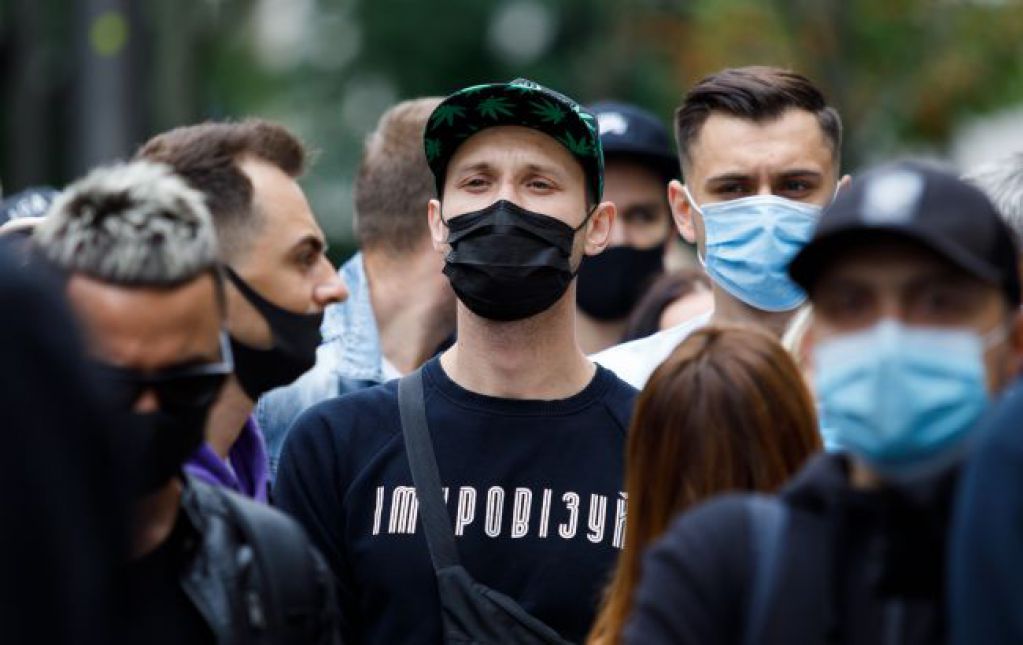 В Украине подтвердили еще 6813 новых случаев COVID-19 и почти 350 смертей