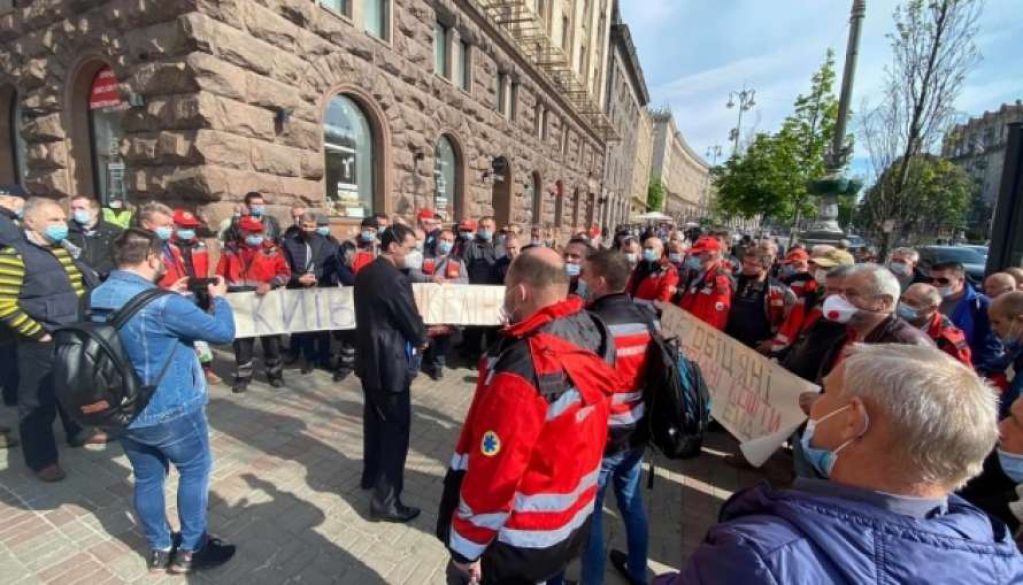 Водители "скорой" митингуют под стенами КГГА  