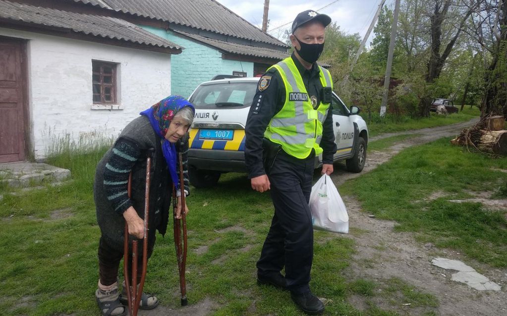 Спасена 90-летняя бабушка: 2,5 часа шла на костылях, чтобы утопиться: подробности личной трагедии