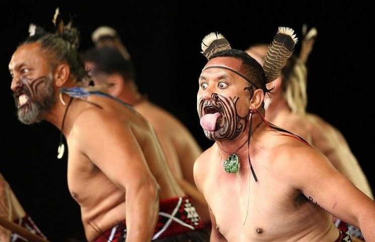 Боевой ритуальный танец исполнил в парламенте злой депутат-абориген. ВИДЕО