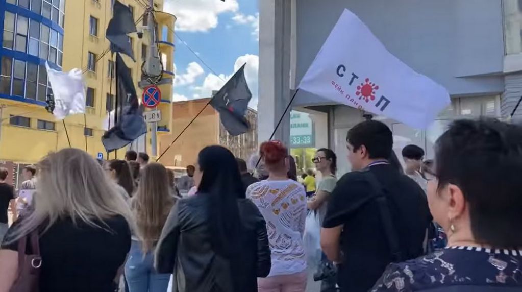 В Днепре люди вышли на протест против карантина и прививок от COVID. ВИДЕО