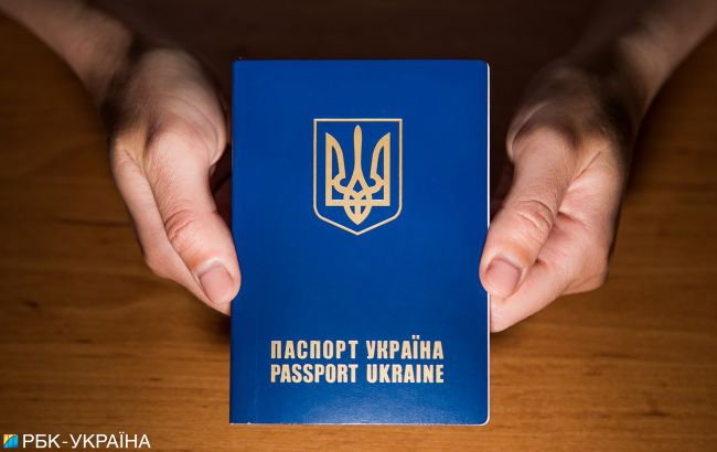 "Украина, пошла ты в ж*пу": женщина из Харькова с детьми выкинули свои паспорта. ВИДЕО