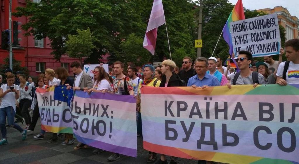 Марш трансгендеров в Киеве: против вышли националисты. ФОТО