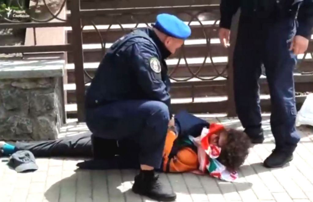 Появилось ВИДЕО задержания мужчины, который принёс навоз к зданию посольства Беларуси