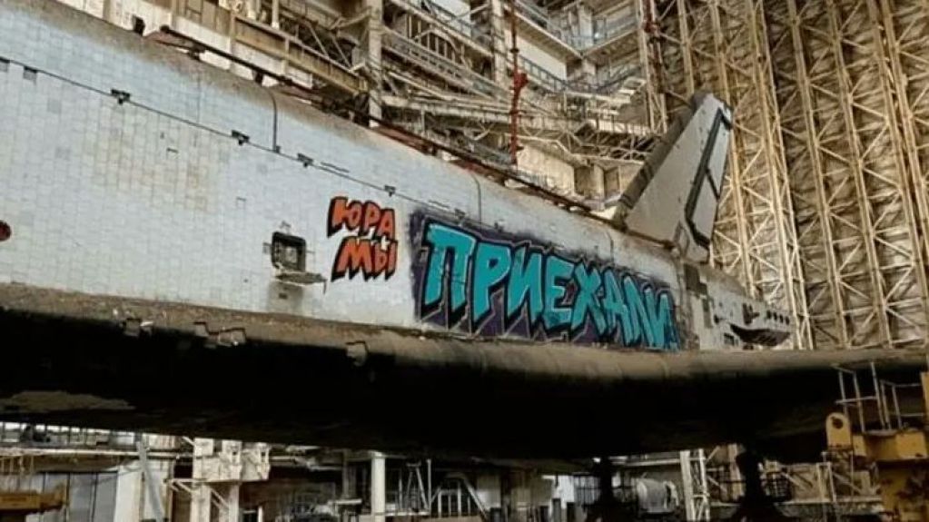 "Юра, мы приехали". Неизвестные разукрасили космический корабль "Буран". ФОТО