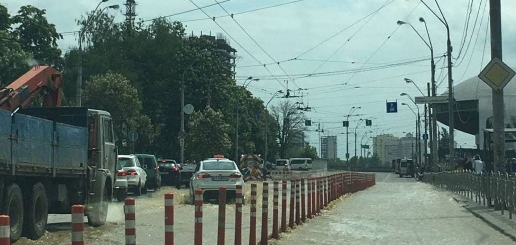 Вареные авто заказывали? В центре Киева опять появилась река из кипятка
