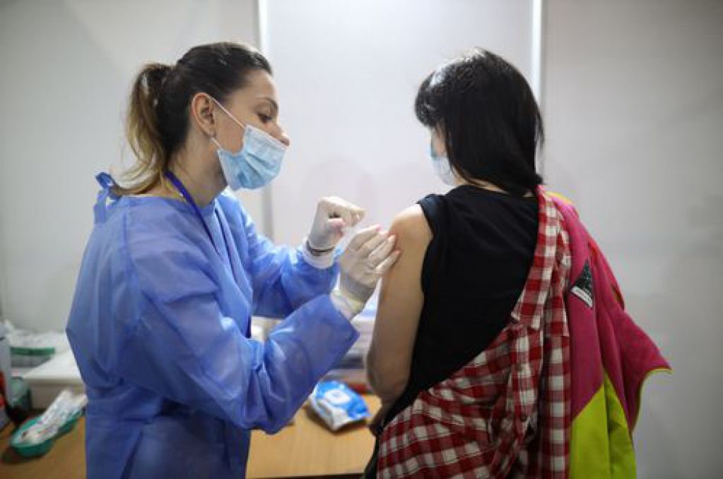 Сотни человек в очереди: в Киеве открыли большой центр COVID вакцинации. ФОТО