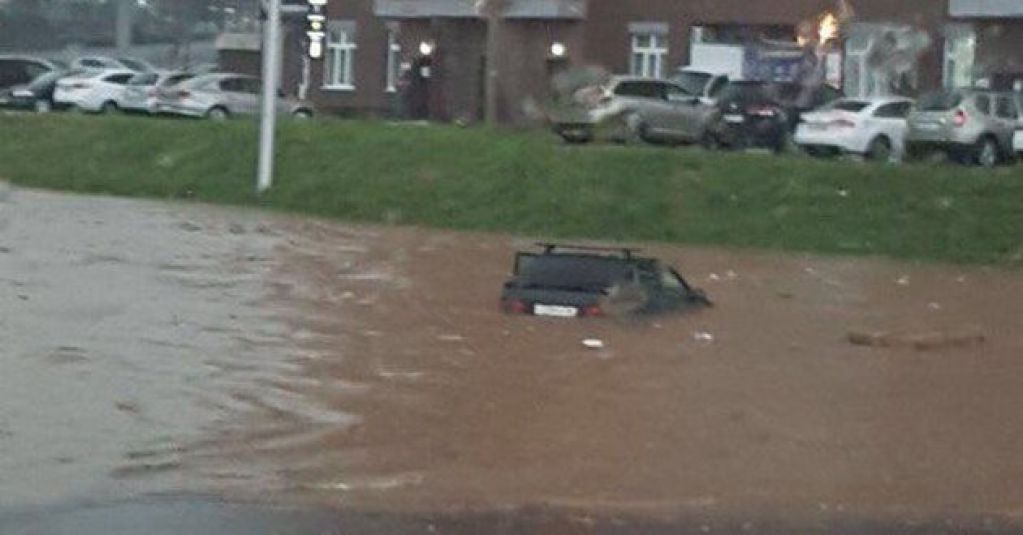 Симферополь затопило: автобусы, тролейбусы набрали в салон воды. ВИДЕО
