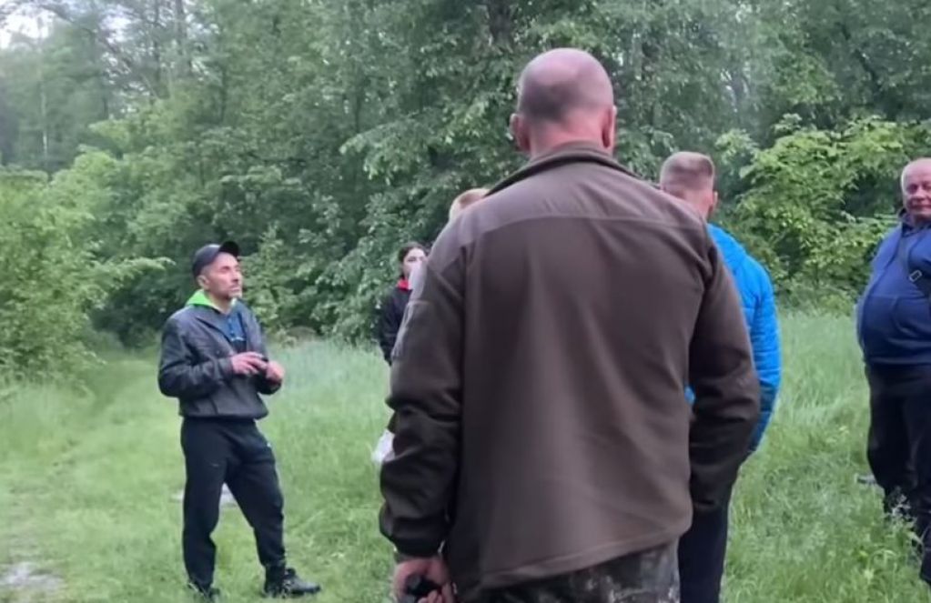 "Сидел возле болота, обнимая собаку и плакал", - в лесу Черкасчины нашли 6-летнего мальчика. ВИДЕО
