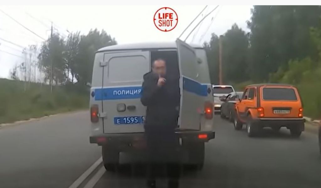Арестант сбежал от полиции: машина просто застряла в пробке. ВИДЕО