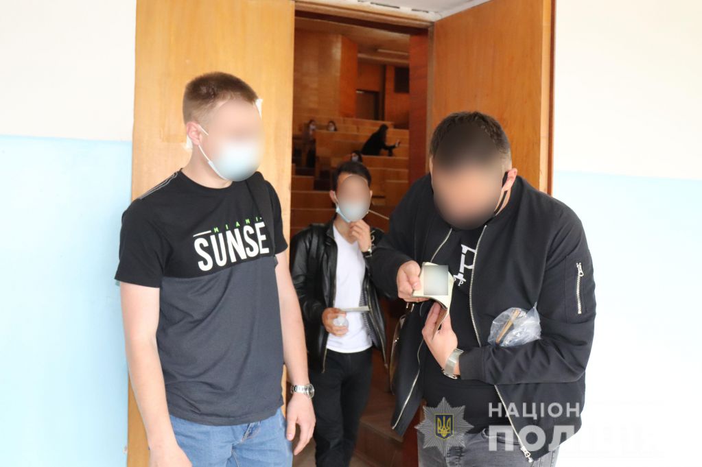 Скандал в Ужгороде: вместо студентов-медиков на экзамены пришли совсем другие люди. ВИДЕО