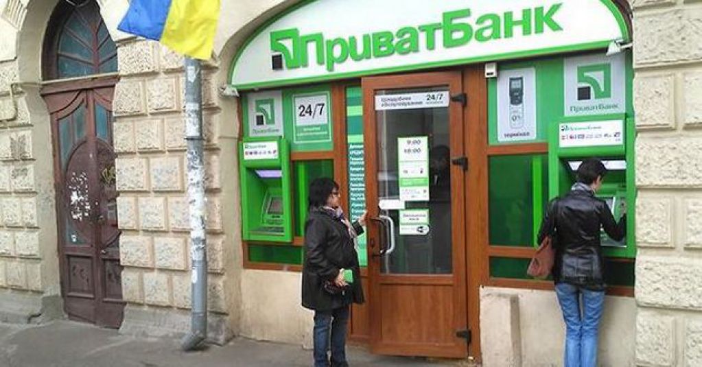 ПриватБанк не выдает  пластиковые карты даже "старым"  клиентам