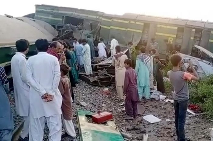 Крушение поездов в Пакистане