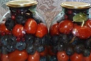 маринованные помидоры со сливами