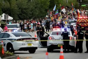 автомобиль врезался в участников гей-парада