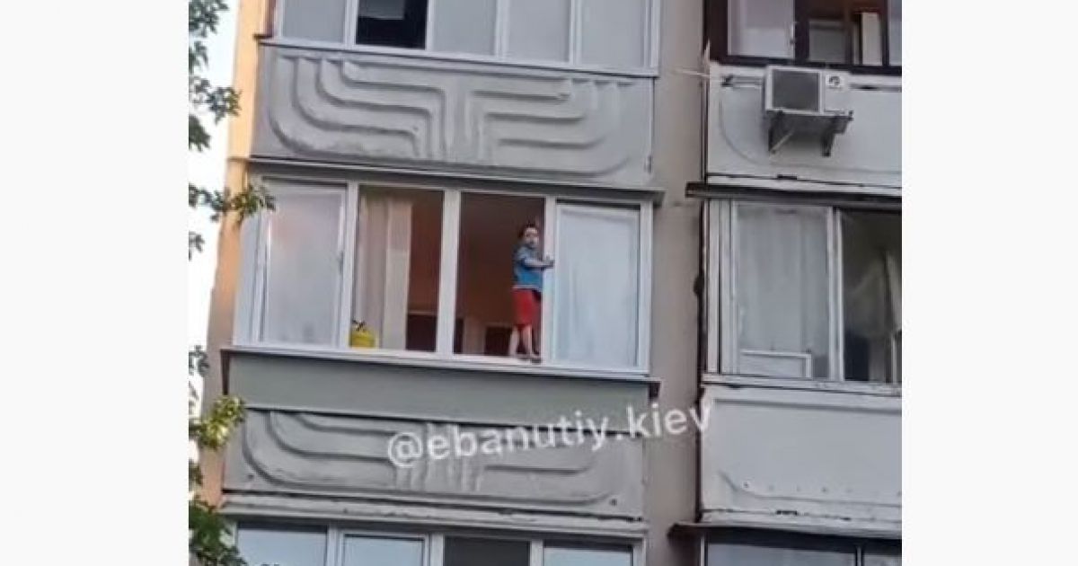 ребенок в окне