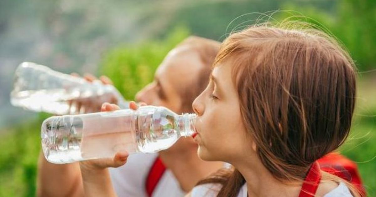 пьет воду